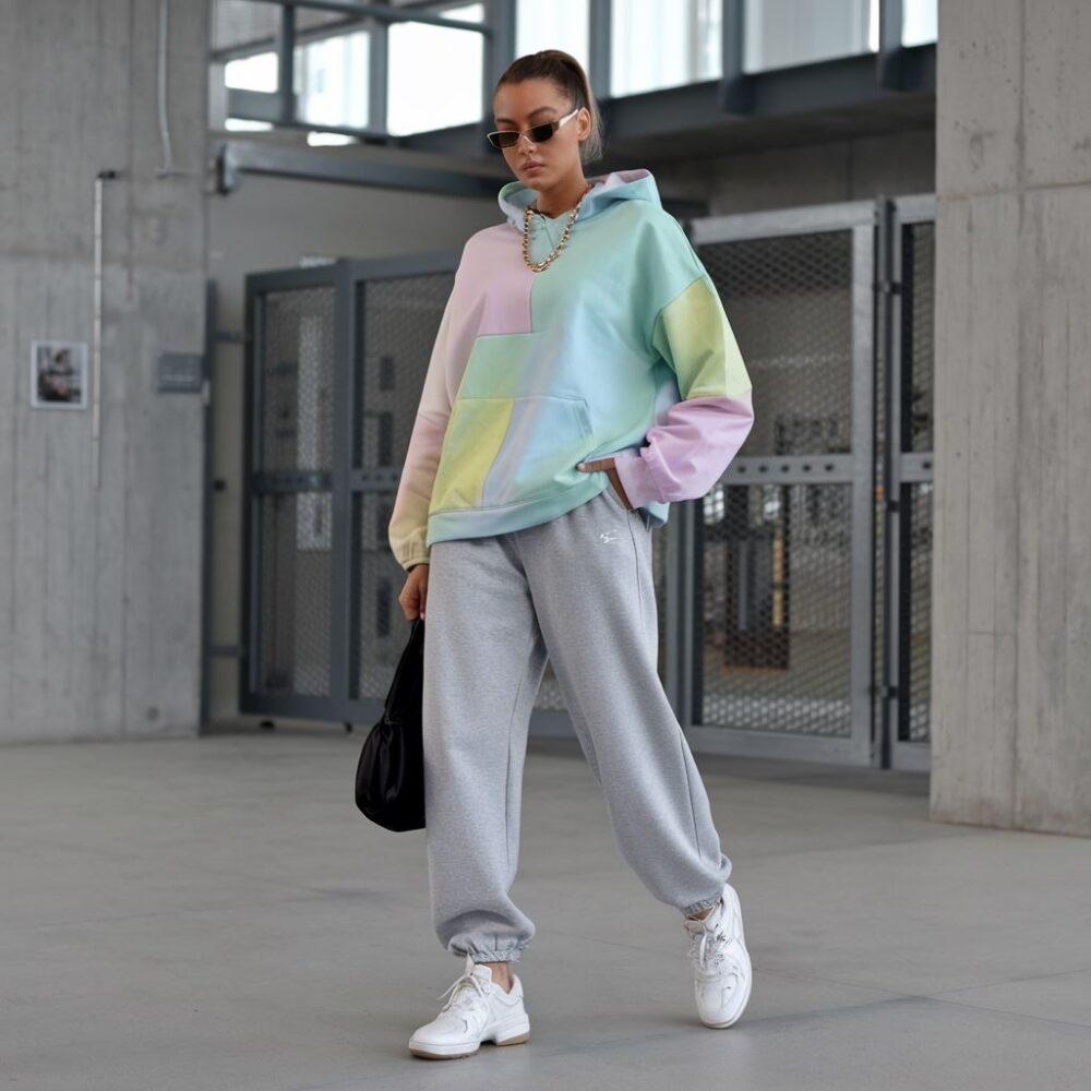 casual look z szarymi dresami