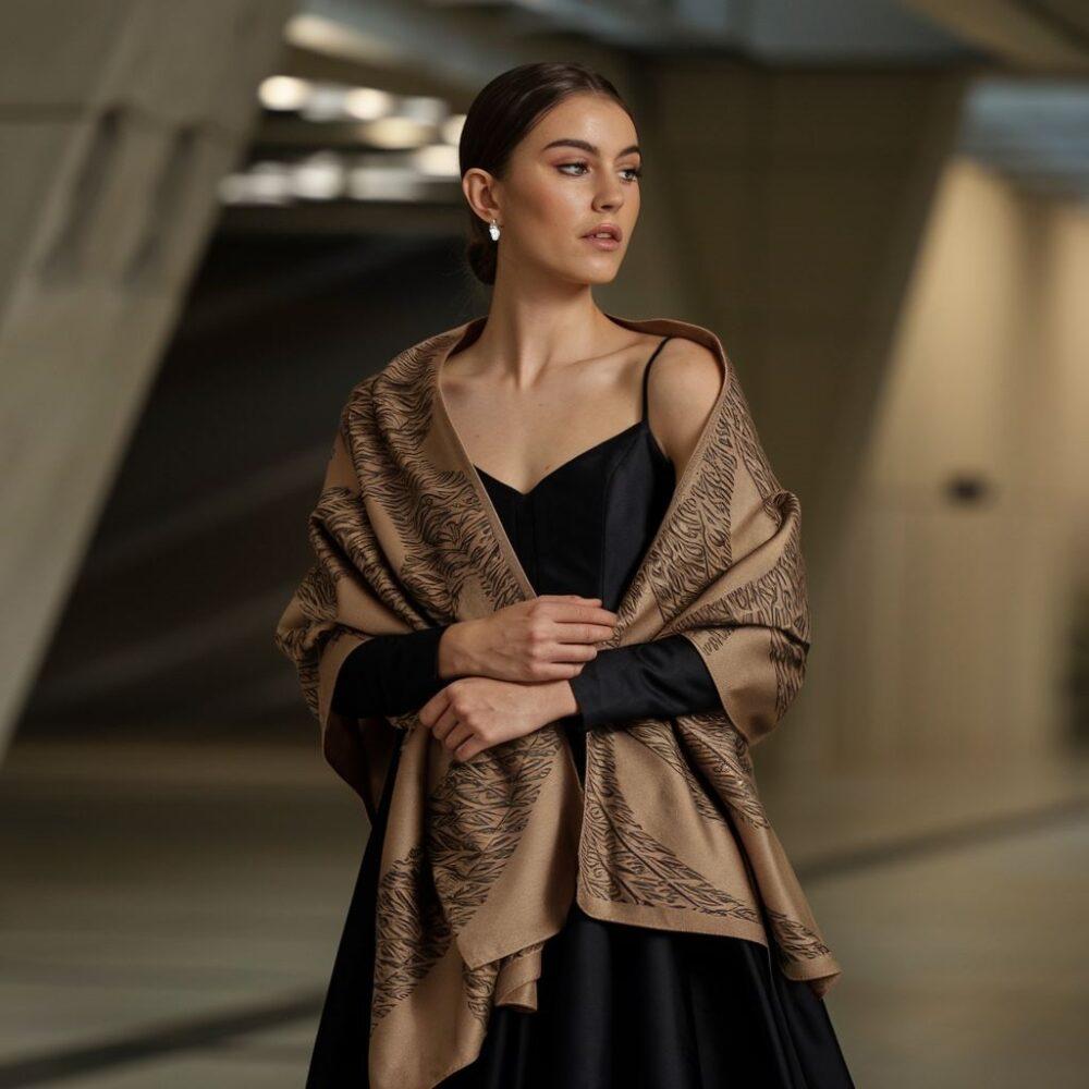 czarna sukienka z elegancką narzutką
