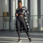kobieta w czarnych legginsach