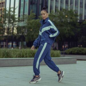 kobieta w sneakersach i dresach