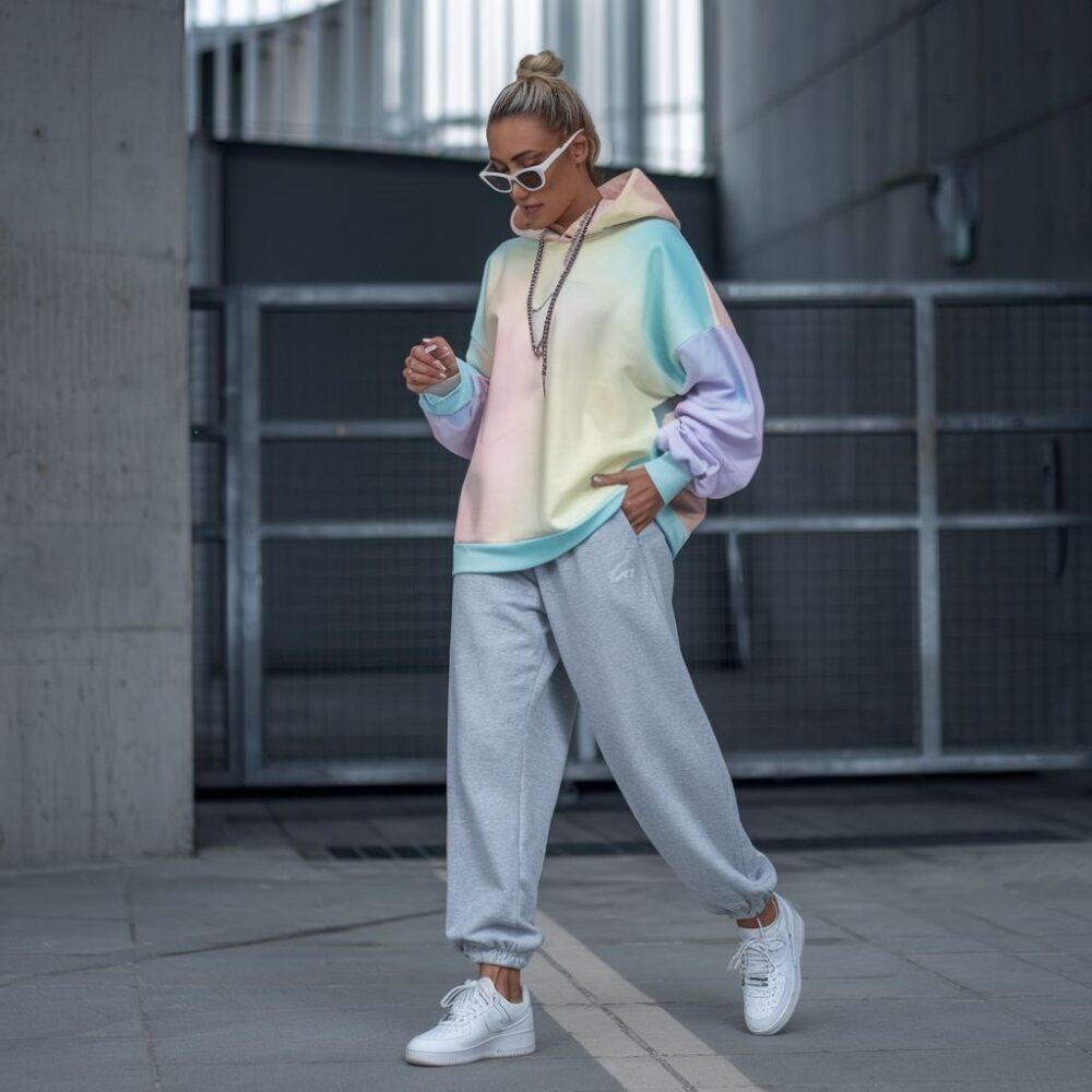 kobieta w szarych dresach