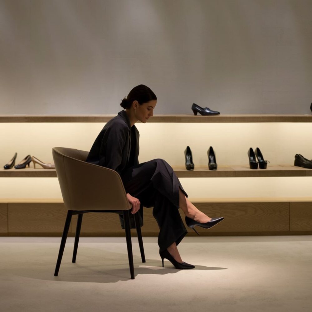 kobieta wybierająca szpilki