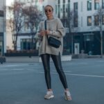 legginsy z białymi sneakersami