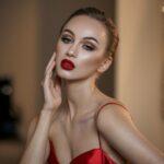 makijaż do czerwonej sukienki