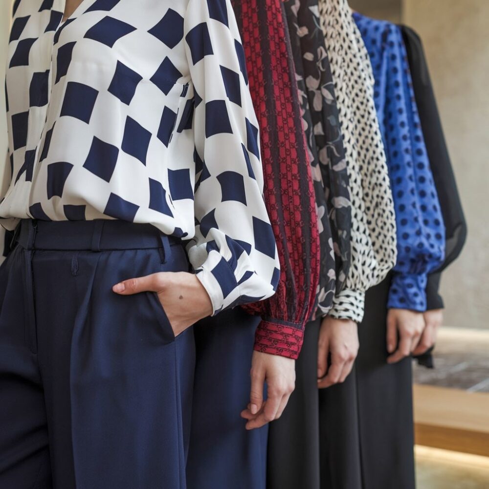 modna bluzka i granatowe spodnie