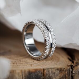 nowoczesny pierścionek z cyrkoniami
