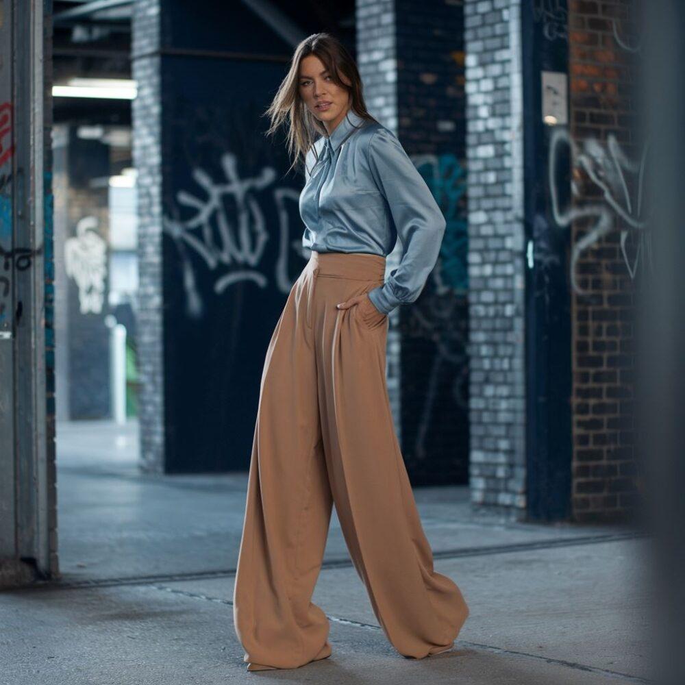 outfit z szerokimi spodniami