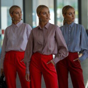 stylowa bluzka do czerwonych spodni