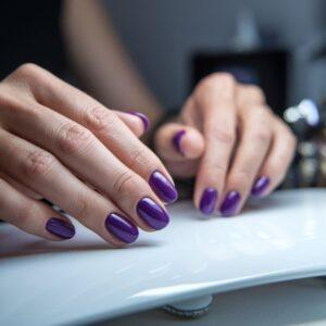 stylowy fioletowy manicure