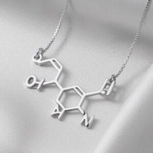 wisiorek z motywem chemii